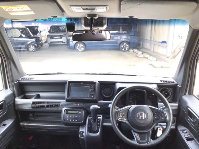 【前方視界】開放的な前方視界！運転がしやすく疲れにくいです♪窓が大きく、見通しがとっても良いおクルマですよ♪