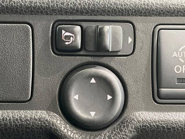 【電動格納ミラー】サイドミラーは電動格納式となっており、狭い駐車場でもキズがつくリスクを抑えられます。