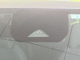 【エマージェンシーブレーキ】走行中に前方の車両等を認識し、衝突しそうな時は警報とブレーキで衝突回避と被害軽減をアシスト。より安全にドライブをお楽しみいただけます。