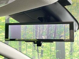 【インテリジェントルームミラー】後席の大きな荷物や同乗者で後方が確認しづらい時でも安心！カメラが撮影した車両後方の映像をルームミラー内に表示。クリアな視界で状況の確認が可能です！