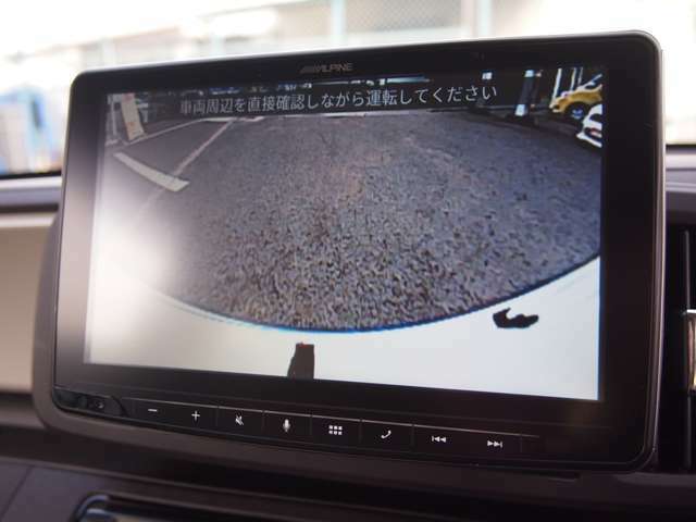 バック駐車時、安全に視界を確保するバックカメラ付きです