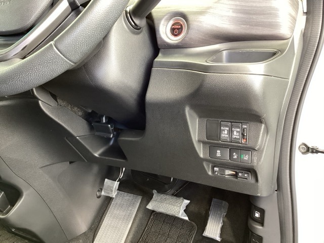 高速で便利なETCがあり、便利なパワースライドドアや、横滑りを防ぐVSAなどのスイッチは、運転席の右側、手の届きやすい位置にあります。