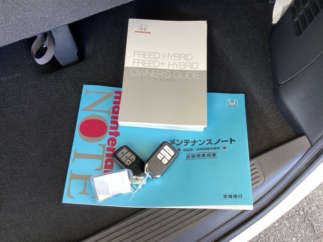 メンテナンスノート【整備記録簿】、取説も揃っています。スマートキーはバッグなどにしまったままボタン操作でエンジンの始動・停止ができて大変便利です。