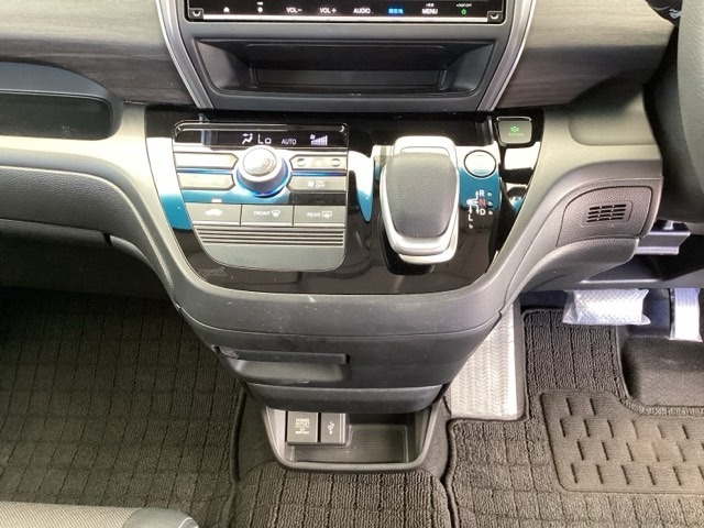 足元スッキリ、インパネシフトです。パーキングブレーキはフットブレーキタイプなので、運転席と助手席の間がスッキリしています。