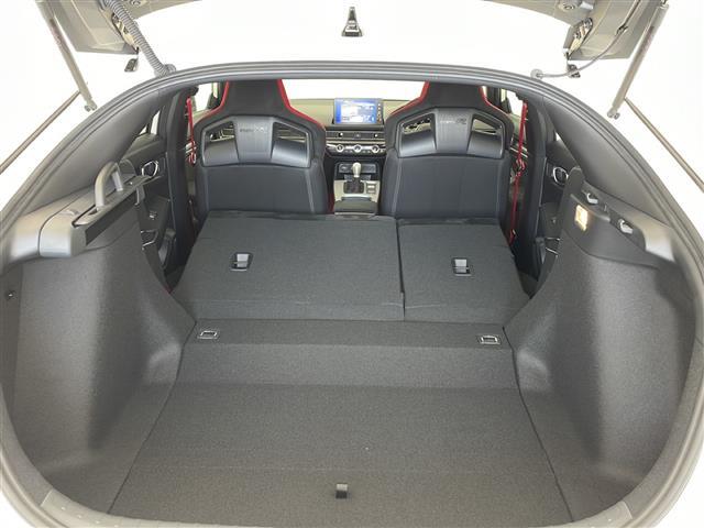 【シートアレンジ】乗せる人数、荷物によってシートアレンジは自由自在です！軽い力でシートを動かせます。開口部は低く、重い荷物もラクに積み下ろしできます。