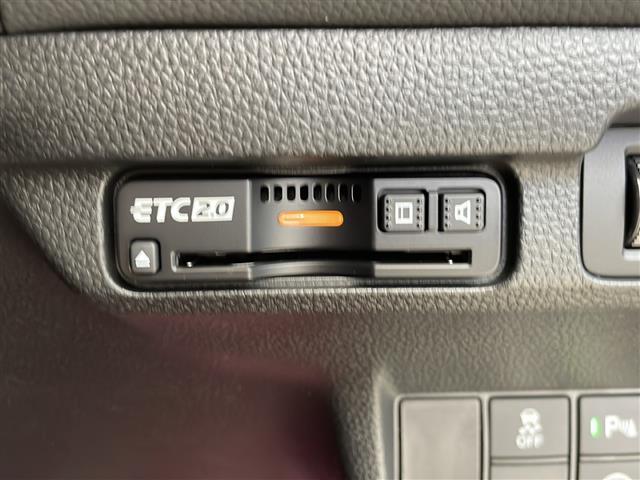 【ETC】有料道路を利用する際に料金所で停止することなく通過できる、ETC車載器（ノンストップ自動料金収受システム機器）が装備されています。セットアップを行うことで利用可能になります。