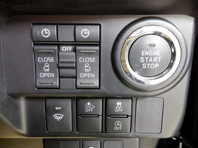 スマートキーを携帯していればキーを取り出さずにドアを施錠＆解錠。クルマの始動も可能です。