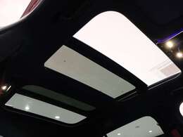 【サンルーフ】閉塞的な空間になりがちな車内の中で、開放感を与えてくれるサンルーフは大人気の装備です！