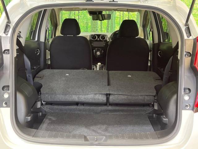 普段のお買い物や通勤、送迎等に十分な荷室スペースを確保しております。セカンドシートを倒すと、大きな荷物の積載も可能です♪