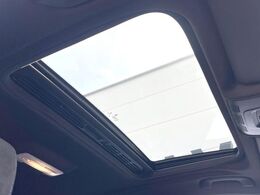 ●サンルーフ：開放感たっぷりの希少装備、サンルーフが装着されています！車内に明かりを取り入れたり景色を楽しむ以外にも、車内の空気も簡単に換気できて快適です！