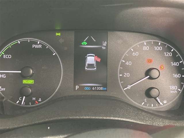 アナログメーターは、メーターを凝視しなくても針の位置で大体の情報が把握できて、ドライバーとクルマとの一体感を高めてくれます。