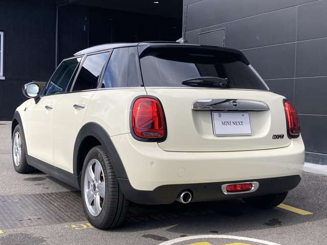 長期にわたる保証を実現。2年間のMINI　NEXT保証と延長保証（別途費用）を合わせて最大4年間の保証。万一の故障に長期に備えることができ、ご安心してお乗り頂けます。（NEXT1年は1年距離無制限）