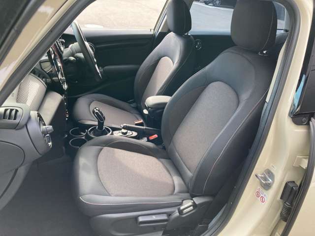 MINIにお乗り頂くならMINI保険が安心でございます。正規販売店でしか取扱の無いMINI保険。保険料金を月々のお支払いに組込む事ができ、長期加入する事で安心が続きます。