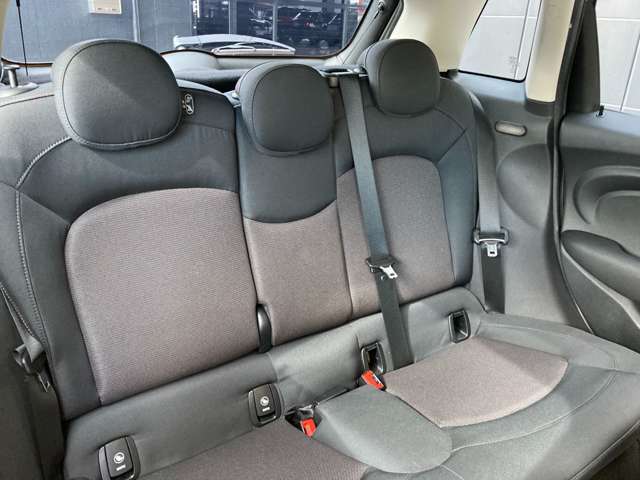 お車の点検、修理も自社整備工場にて対応致します。入庫案内からご来店までサービスアドバイザーと担当営業者でお客様をサポート致します。ご来店、ご連絡をスタッフ一同心よりお待ちしております。