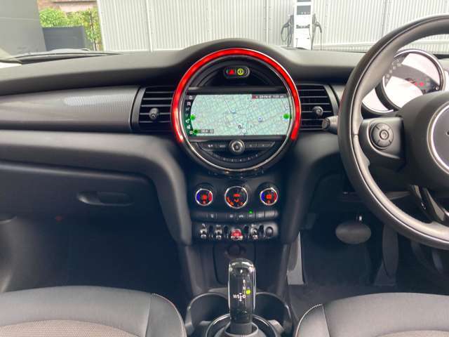 弊社はMINI正規販売店として新型車から旧モデルまでの商品知識と整備知識を備えております。納車後の不明な点等も、お気軽に弊社担当者までお問い合わせ下さい。