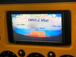 【バックカメラ】駐車時に後方がリアルタイム映像で確認できます。大型商業施設や立体駐車場での駐車時や、夜間のバック時に大活躍！運転スキルに関わらず、今や必須となった装備のひとつです！