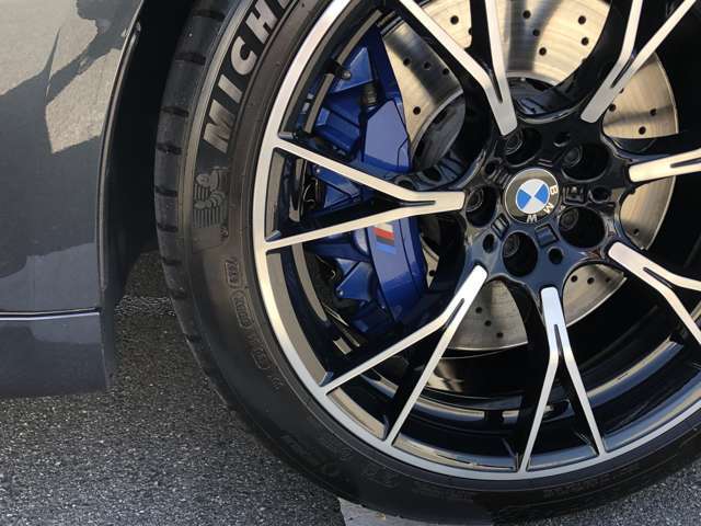 Mスポーツ・ブレーキ！ Mのロゴがあしらわれたブルー色のMスポーツ・ブレーキはダイナミックなパフォーマンスに相応しい、優れた制動力を発揮します。