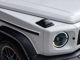 【　カスタマイズ　】ペイント、スモークフィルムなどでナイトパッケージの仕様を再現したり、フロントグリルを別モデルのものに替えてみたり。ホイールやキャリパーのペイントも個性を魅せられるポイントのひとつ。