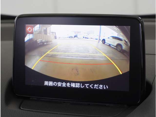 【バックカメラ】駐車が苦手な方でも安心してお乗りいただけます。リバース連動で画面が切り替わるのでとっても便利です。