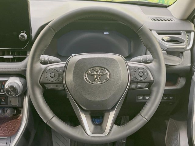インテリアに合わせたデザインのステアリングは、運転される方のことも考え、運転しやすい形状、大きさです。是非一度、実際に触ってお確かめください。