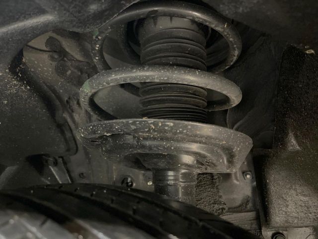 お車を安心してお乗りいただく為には、足回りの定期点検が欠かせません。サービスサポート（有償保証）では無料点検もご提供しており、安心のカーライフをお過ごしいただけるサポート体制が整っています。