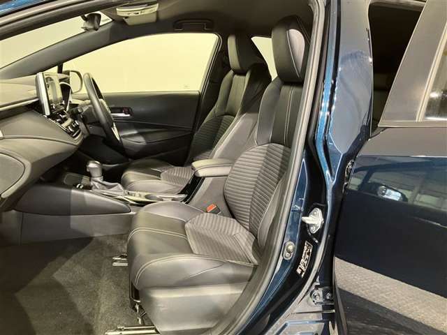 【運転席・助手席シート】いたみ、汚れなどは少なく、全体的に良好な状態です。