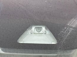 【スマートアシスト】走行中に前方の車両等を認識し、衝突しそうな時は警報とブレーキで衝突回避と被害軽減をアシスト。より安全にドライブをお楽しみいただけます。