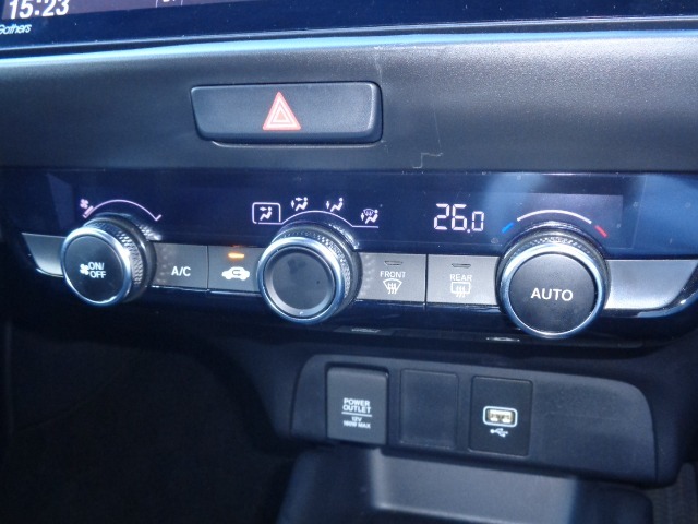 「オートエアコン」が付いています。1年中快適な室内を提供！車内温度を設定すると、風量を自動で調節してくれます。
