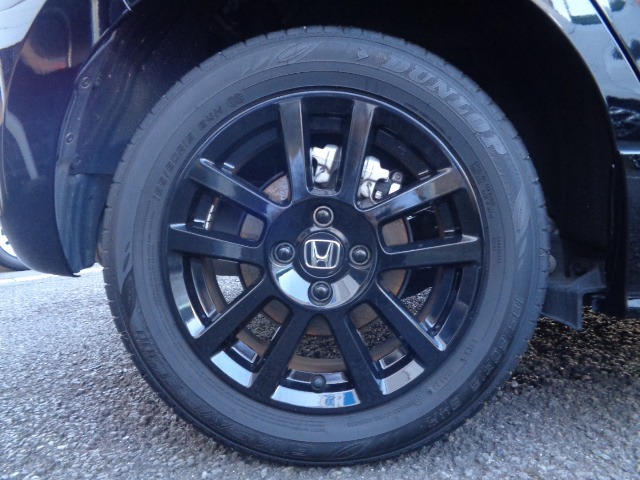 アルミホイール付き！鉄のホイールと違って軽いので燃費にも影響してきます。ガソリン高騰に少しは貢献します！あと単純に足元がきまります！