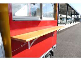 左側にはカウンターテーブルが備わっております。