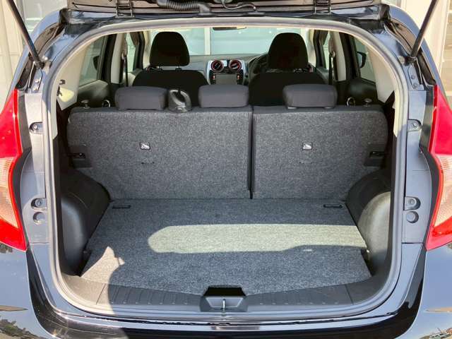 普段のお買い物や通勤、送迎等に十分な荷室スペースを確保しております。セカンドシートを倒すと、大きな荷物の積載も可能です♪