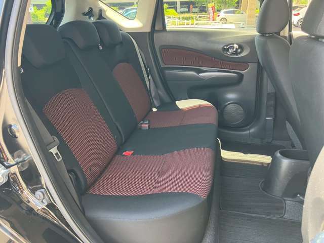 後席の膝元の広さは必見です！！是非、現車で確認して下さい☆
