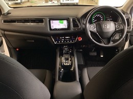 車内はチタニア抗菌防臭施工済です。黒＋グレー系の内装色がスポーティなインパネ周りを演出します。グローブボックスやカップホルダーのほかにトレーなどたくさんの収納スペースが付いています。