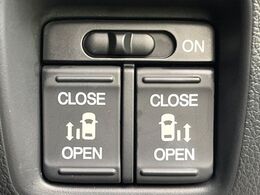 【両側パワースライドドア】スマートキーや運転席のスイッチで後席両側スライドドアの開閉が可能♪電動だから力を入れてドアを開ける必要が無く、小さなお子様でも簡単に開け閉めでき快適です♪