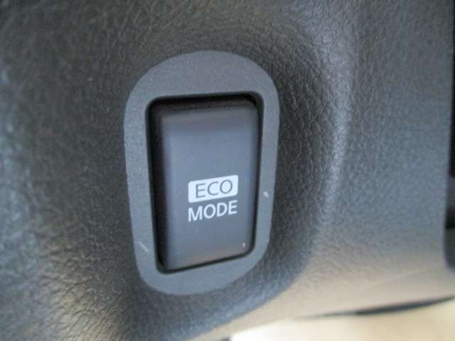 ECO、STANDARD、SPORTSとドライブモードを変えられます。