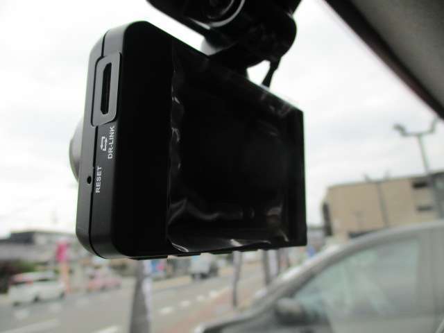 映像と音声で運転を記録してくれるので万が一の時にも安心です。