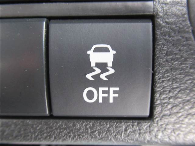 【横滑り防止装置】安定した走行を実現するためのシステム。車がスリップする挙動をシステムが検知したら自動でエンジンの出力を下げ、スリップのリスクを軽減させます。