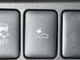 【エマージェンシーブレーキ】走行中に前方の車両等を認識し、衝突しそうな時は警報とブレーキで衝突回避と被害軽減をアシスト。より安全にドライブをお楽しみいただけます。