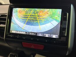 【バックカメラ】駐車時に後方がリアルタイム映像で確認できます。大型商業施設や立体駐車場での駐車時や、夜間のバック時に大活躍！運転スキルに関わらず、今や必須となった装備のひとつです！