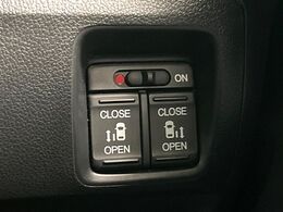 【両側パワースライドドア】スマートキーや運転席のスイッチで後席両側スライドドアの開閉が可能♪電動だから力を入れてドアを開ける必要が無く、小さなお子様でも簡単に開け閉めでき快適です♪
