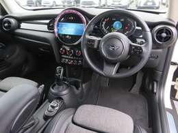F56系ミニクーパー、後期モデル入荷しました！ディーゼルで走行する車です。車両重量1240kg・WLTCモード燃費は19.4km/L・直列3気筒ターボエンジン・116馬力のお車です（※カタログ参照）。