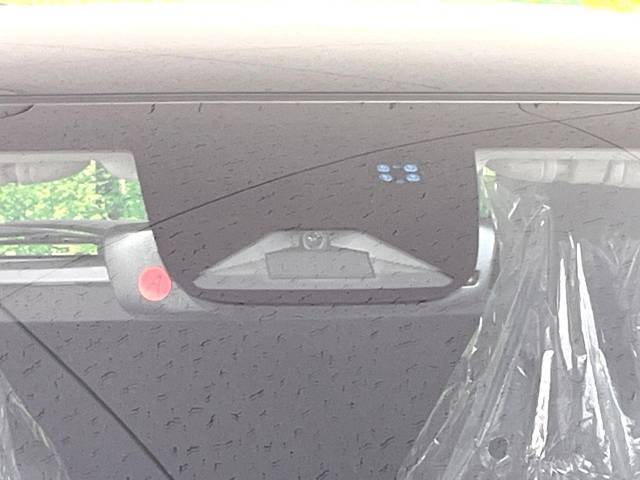 【ホンダセンシング】走行中に前方の車両等を認識し、衝突しそうな時は警報とブレーキで衝突回避と被害軽減をアシスト。より安全にドライブをお楽しみいただけます。