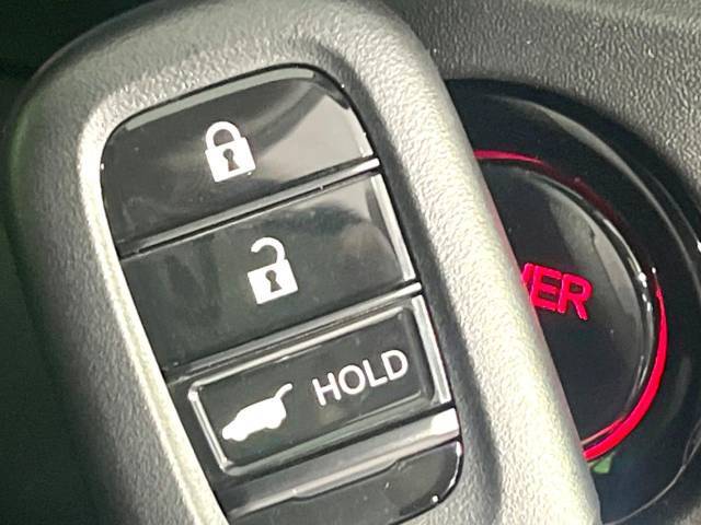 【Hondaスマートキー】カバンやポケットに入れたままでもドアの施錠・解錠が可能なスマートキーを装備。エンジンのオン・オフ時もカギを取り出す必要が無いからとっても便利です♪