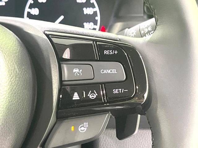 【アダプティブクルーズコントロール】高速道路での長距離走行が楽に！！自動で速度を保つクルーズコントロールが、衝突軽減システムと連携し、前方の車両を感知して車間を保つように速度調節してくれます！！