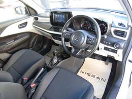 黒ベースの落ち着いたコクピット。上質感あります