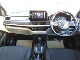 黒ベースの落ち着いたコクピット。上質感あります