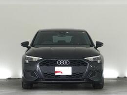 Audiデザインの特徴であるシングルフレームグリルが存在感を主張します。