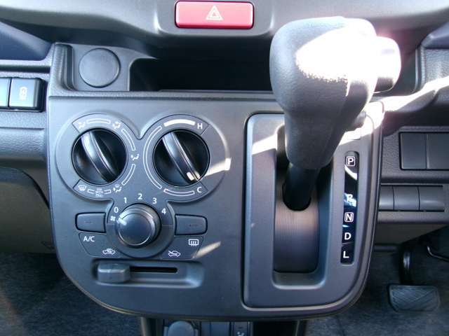 当社では1台1台のコメントに乗り出し【総額表示】を明記しております。諸費用はお客様から見えない部分なので不透明な諸費用を【総額表示】で明確にしてあります。是非乗り出しで比べてください！