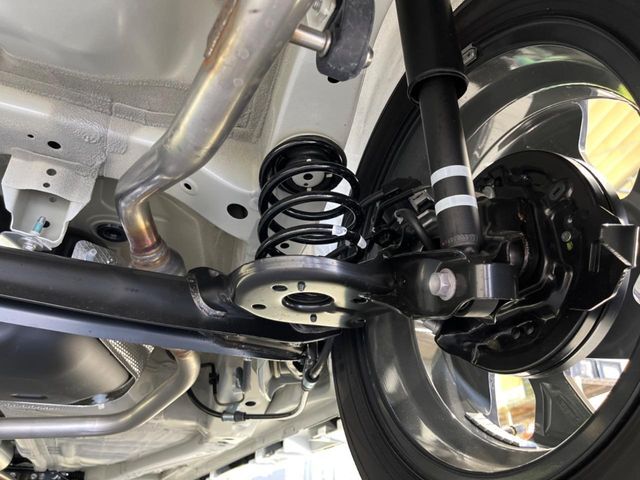 お車を安心してお乗りいただく為には、足回りの定期点検が欠かせません。サービスサポート（有償保証）では無料点検もご提供しており、安心のカーライフをお過ごしいただけるサポート体制が整っています。