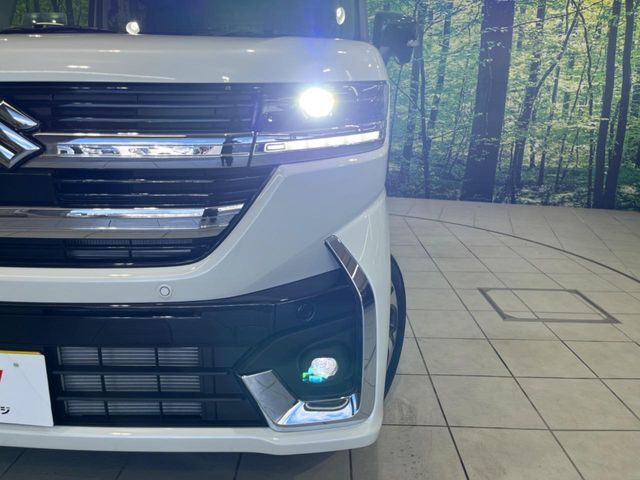 【LEDヘッドライト】悪天候や夜間走行時も良好な視界を確保し安心して運転できる高輝度LEDヘッドライトを装備！点灯速度が早く、消費電力も抑えられています。